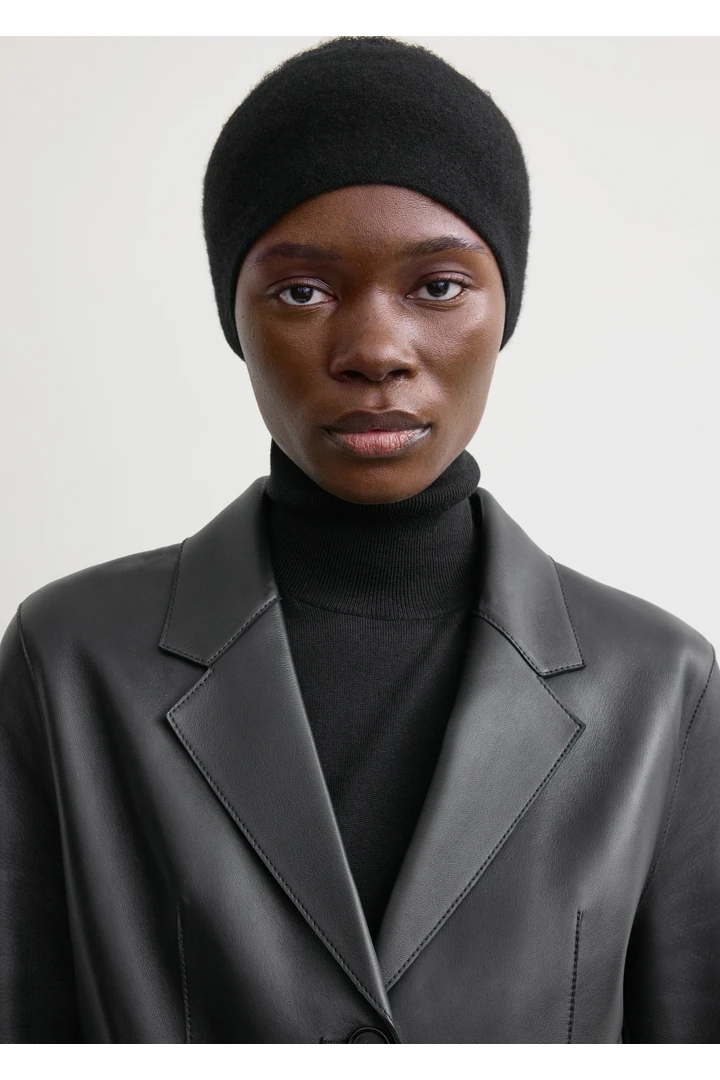 TOTEME 캐시미어 헤드밴드 블랙의 블랙컬러 1번쨰 이미지입니다.