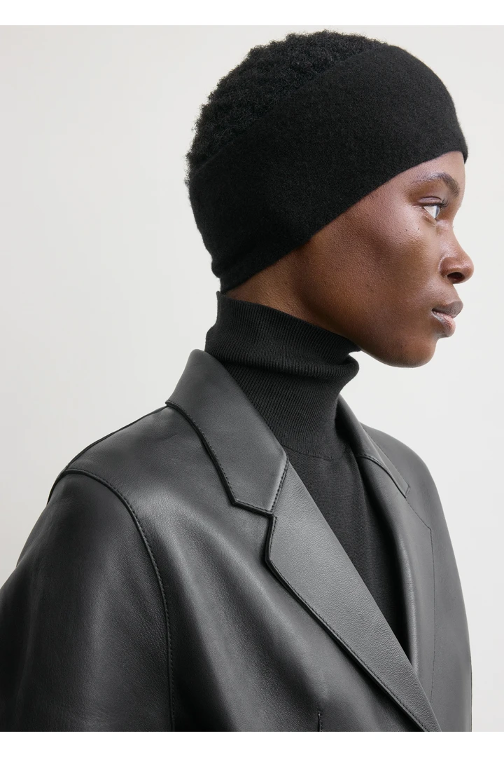 TOTEME 캐시미어 헤드밴드 블랙의 블랙컬러 2번쨰 이미지입니다.