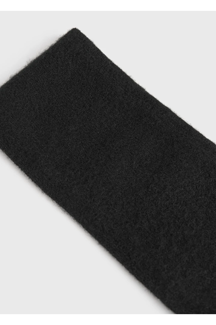 TOTEME 캐시미어 헤드밴드 블랙의 블랙컬러 3번쨰 이미지입니다.
