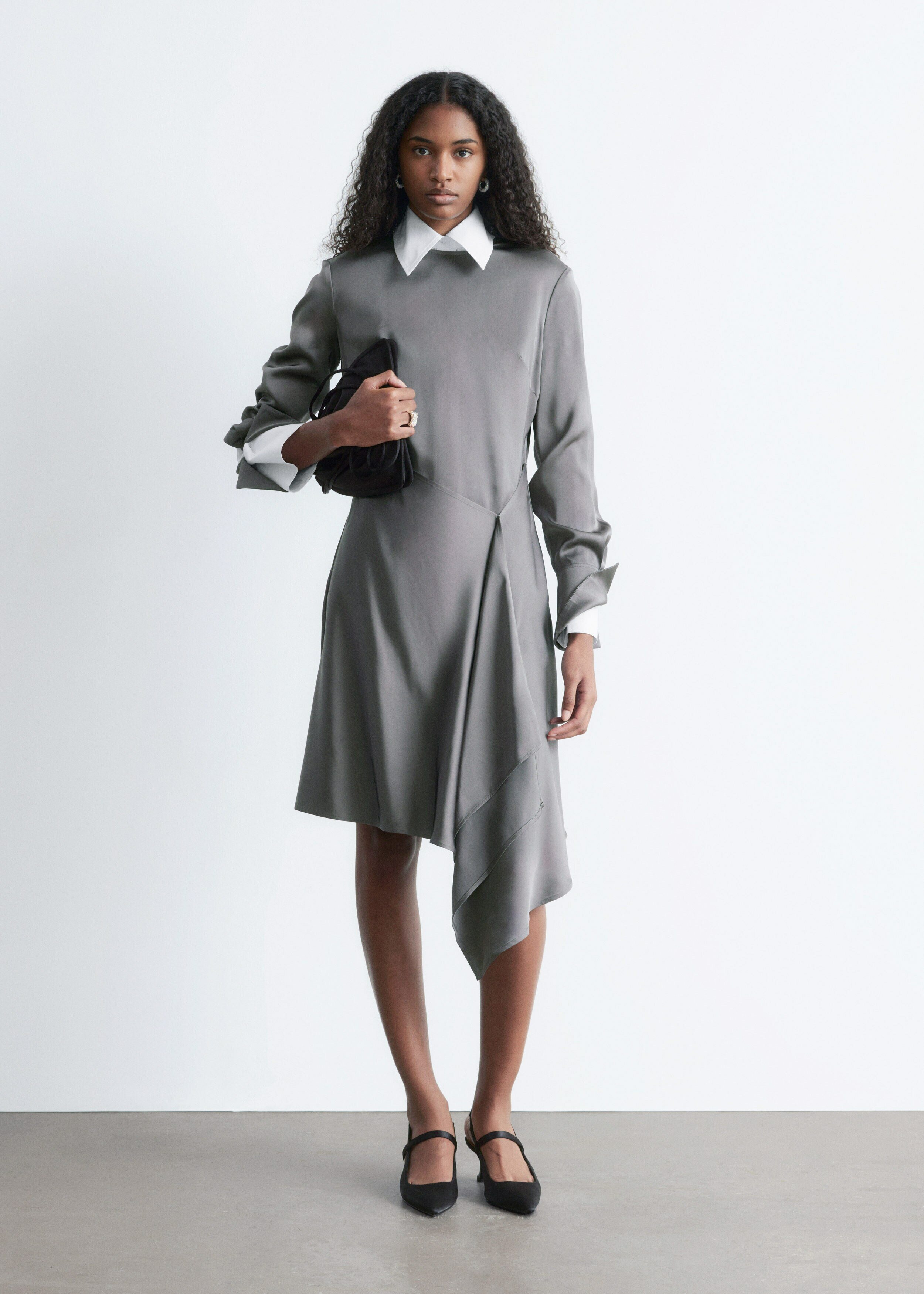 앤아더스토리즈 에이시메트릭 롱 슬리브 미니 드레스의 그레이 실버컬러 ECOMLook입니다.