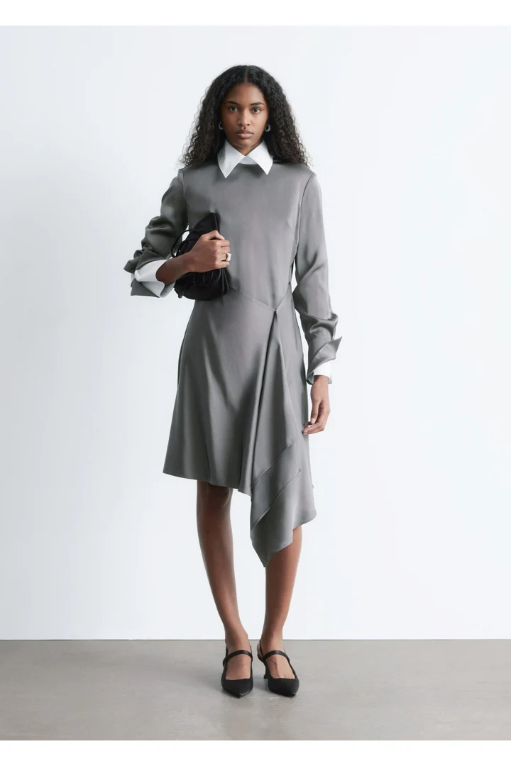 앤아더스토리즈 에이시메트릭 롱 슬리브 미니 드레스의 그레이 실버컬러 ECOMLook입니다.