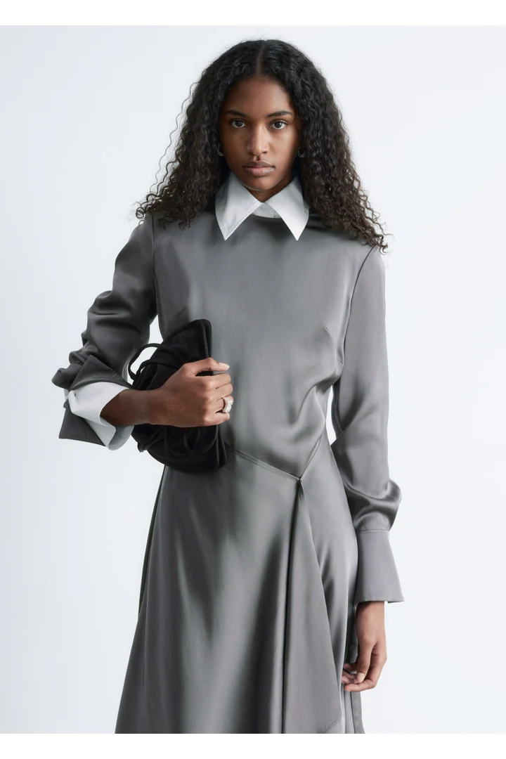 앤아더스토리즈 에이시메트릭 롱 슬리브 미니 드레스의 그레이 실버컬러 ECOMLook입니다.