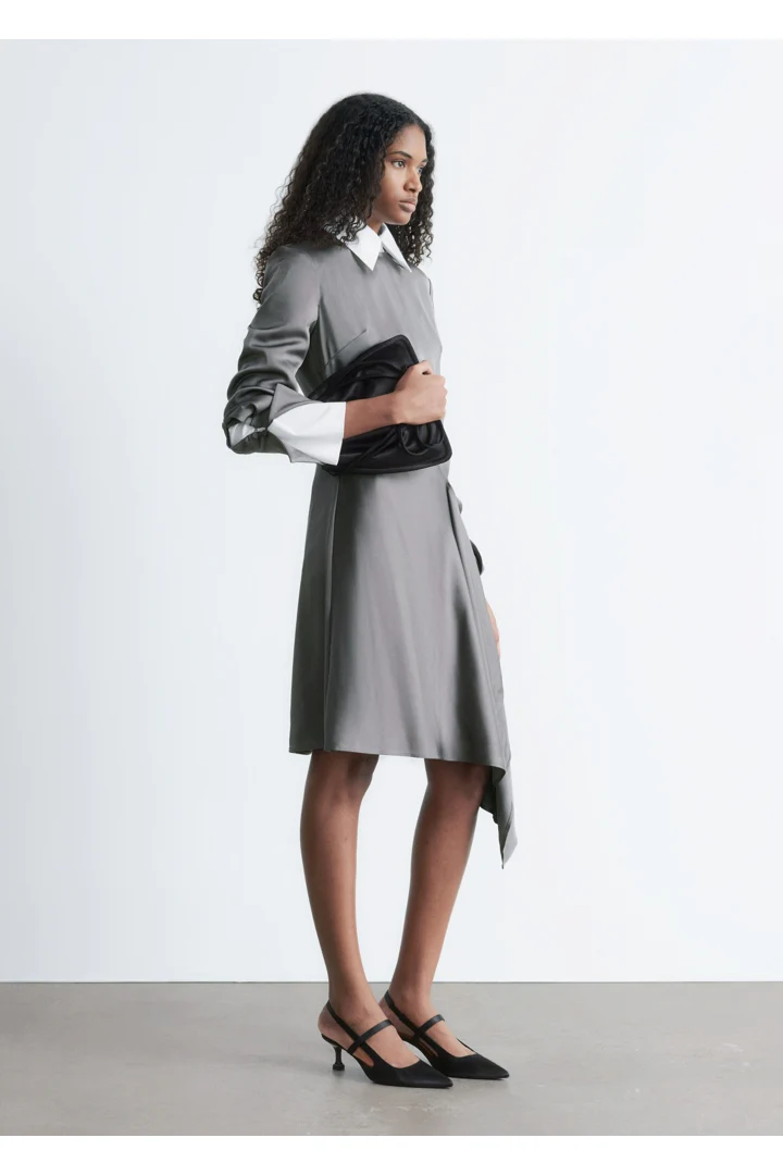 앤아더스토리즈 에이시메트릭 롱 슬리브 미니 드레스의 그레이 실버컬러 ECOMLook입니다.