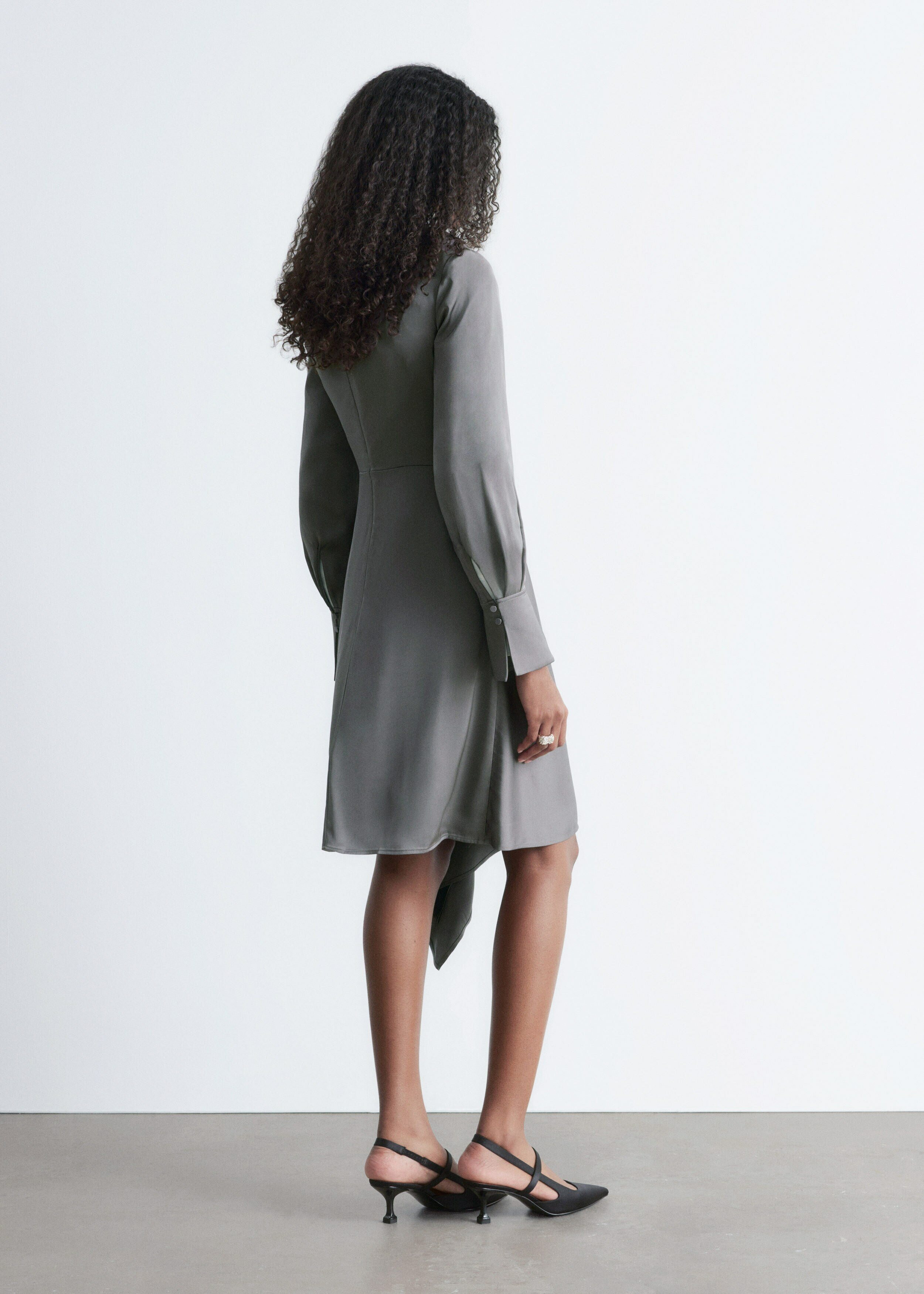 앤아더스토리즈 에이시메트릭 롱 슬리브 미니 드레스의 그레이 실버컬러 ECOMLook입니다.