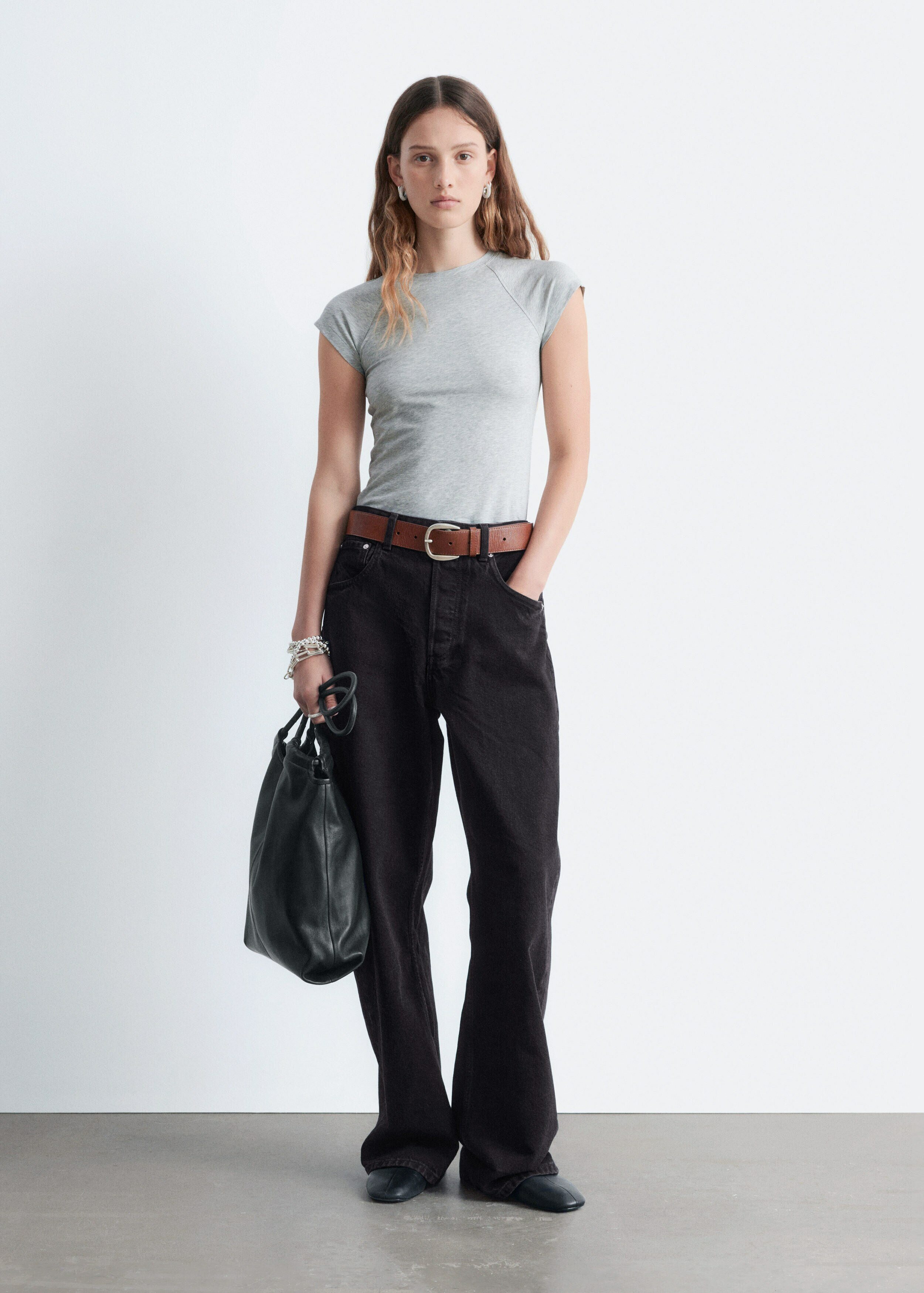 앤아더스토리즈 피티드 레글란 슬리브 티셔츠의 라이트 그레이 멜란지컬러 ECOMLook입니다.