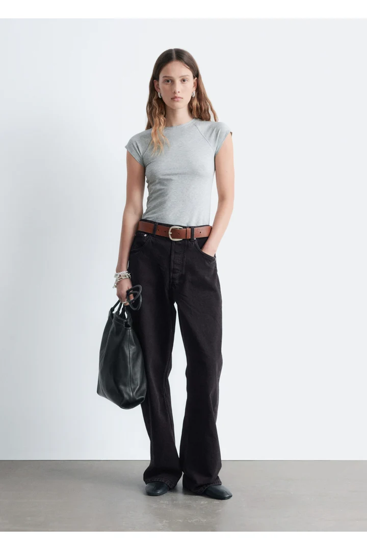 앤아더스토리즈 피티드 레글란 슬리브 티셔츠의 라이트 그레이 멜란지컬러 ECOMLook입니다.