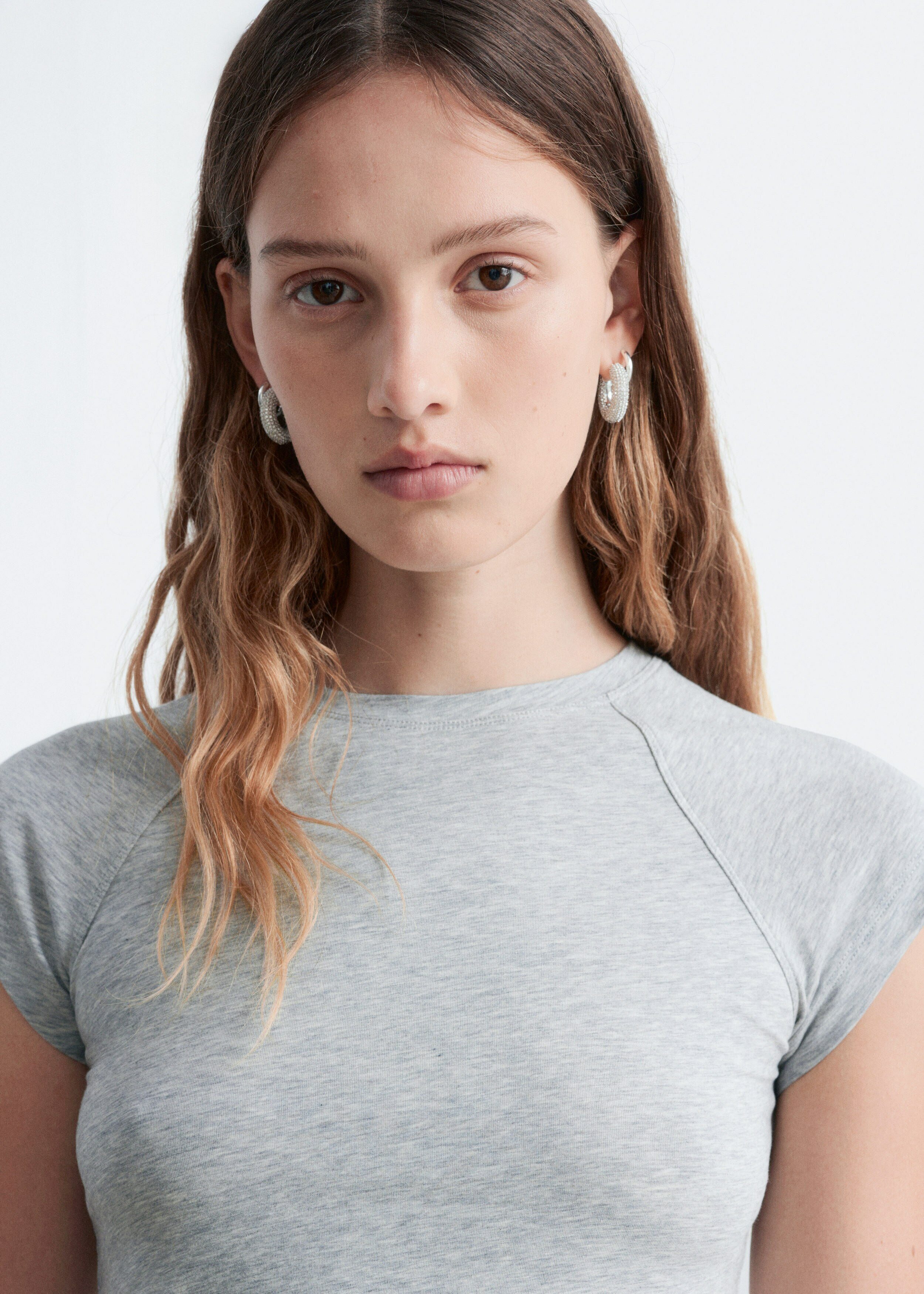 앤아더스토리즈 피티드 레글란 슬리브 티셔츠의 라이트 그레이 멜란지컬러 ECOMLook입니다.