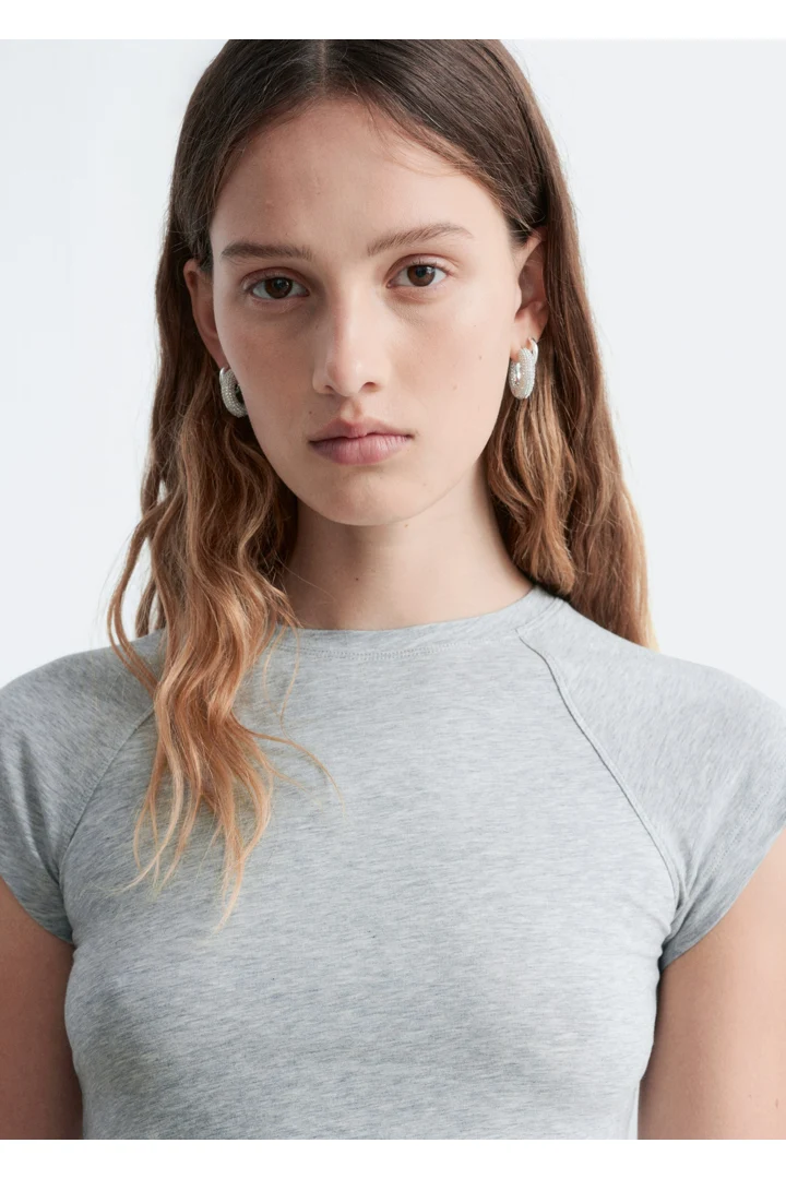 앤아더스토리즈 피티드 레글란 슬리브 티셔츠의 라이트 그레이 멜란지컬러 ECOMLook입니다.