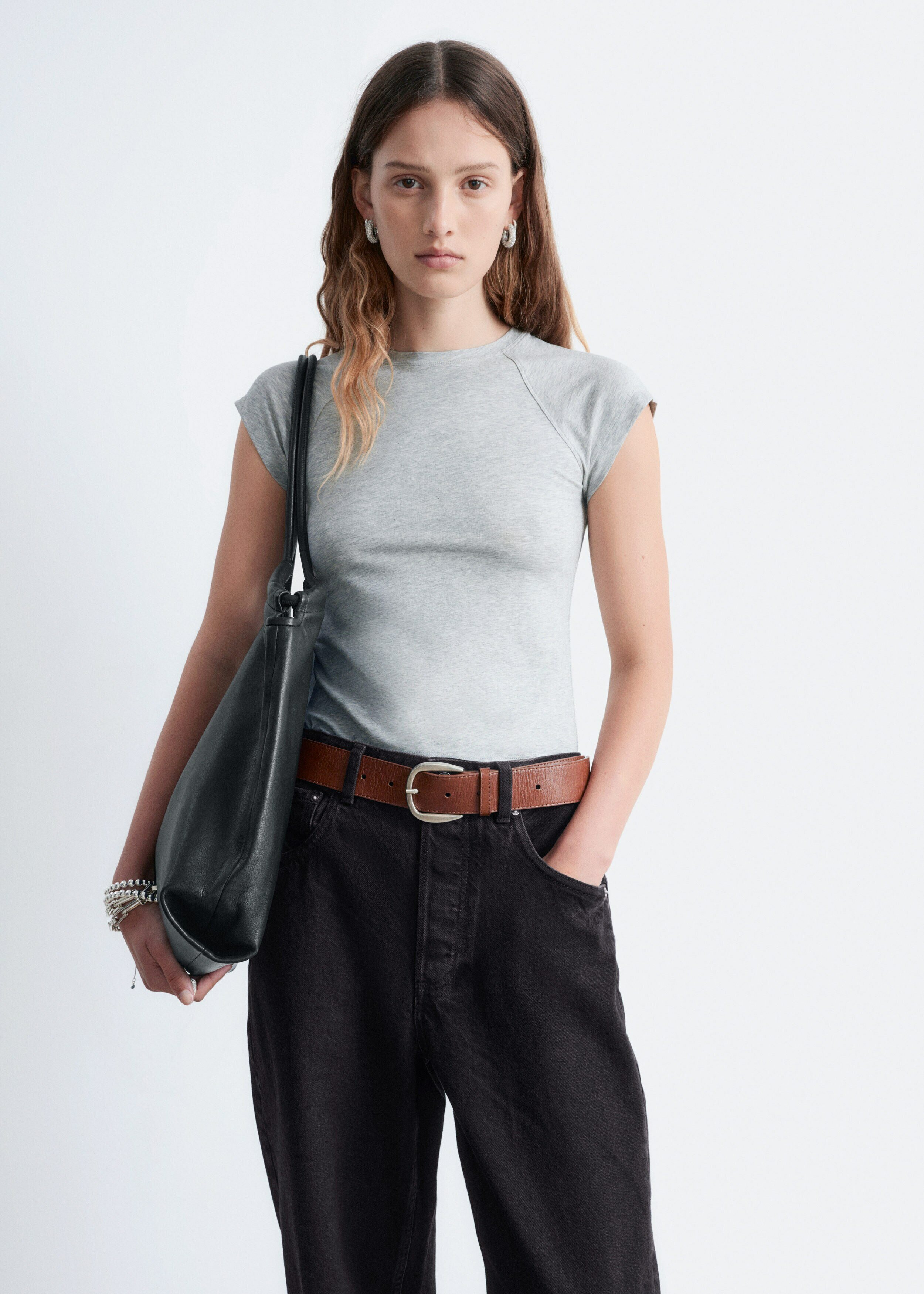 앤아더스토리즈 피티드 레글란 슬리브 티셔츠의 라이트 그레이 멜란지컬러 ECOMLook입니다.