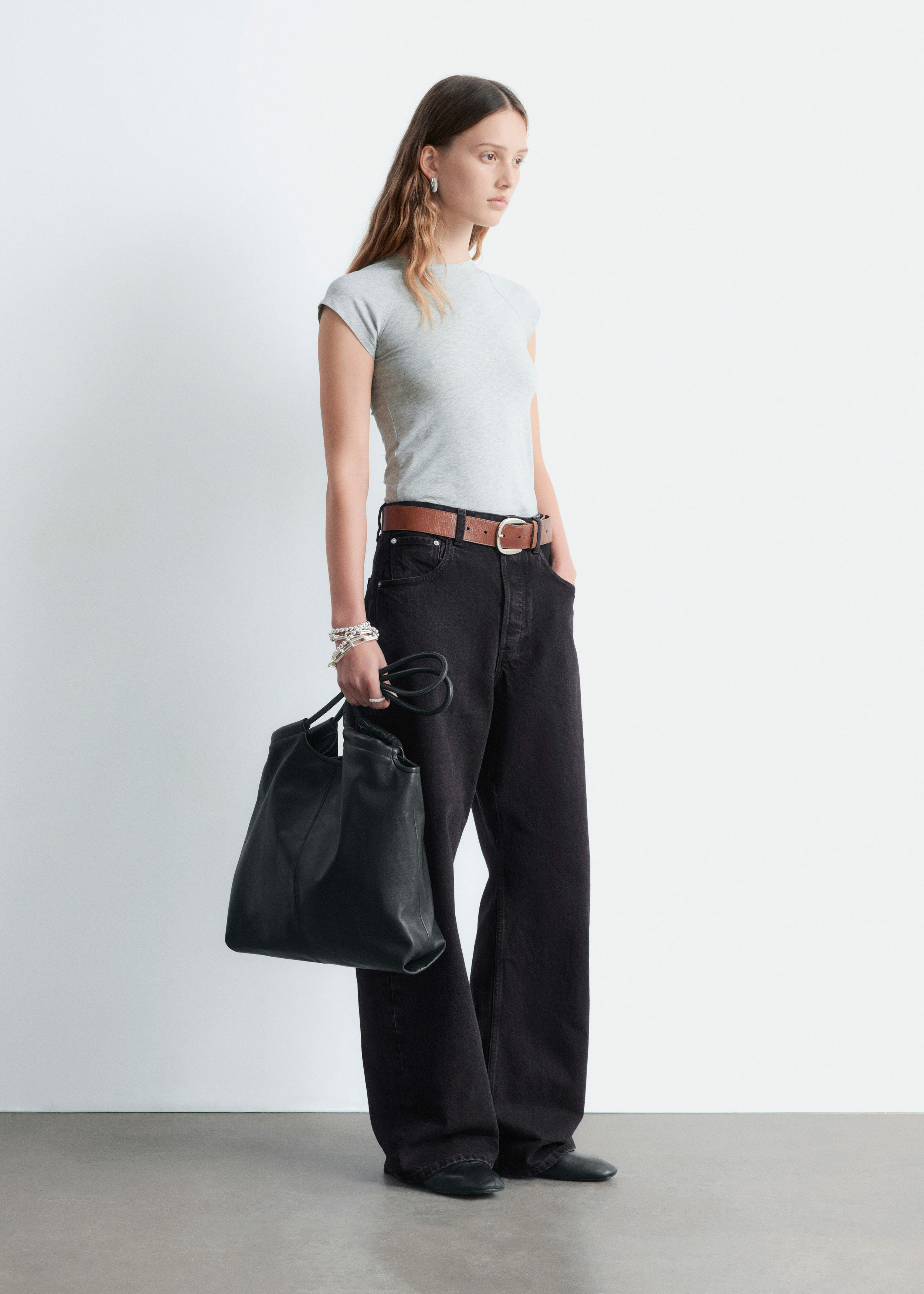 앤아더스토리즈 피티드 레글란 슬리브 티셔츠의 라이트 그레이 멜란지컬러 ECOMLook입니다.