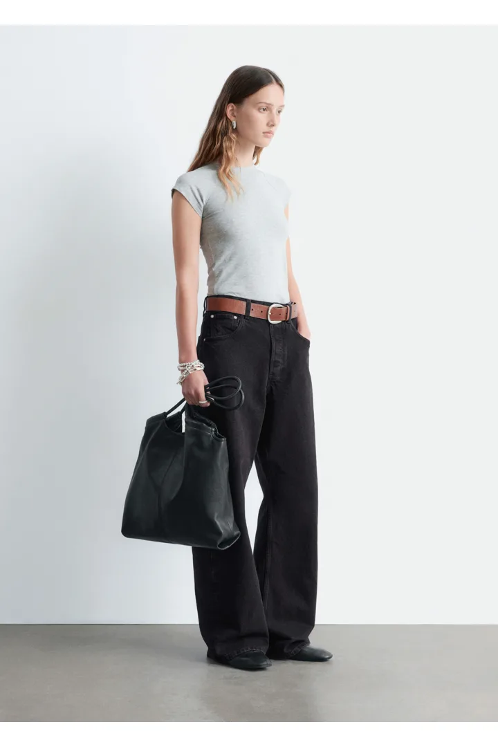 앤아더스토리즈 피티드 레글란 슬리브 티셔츠의 라이트 그레이 멜란지컬러 ECOMLook입니다.