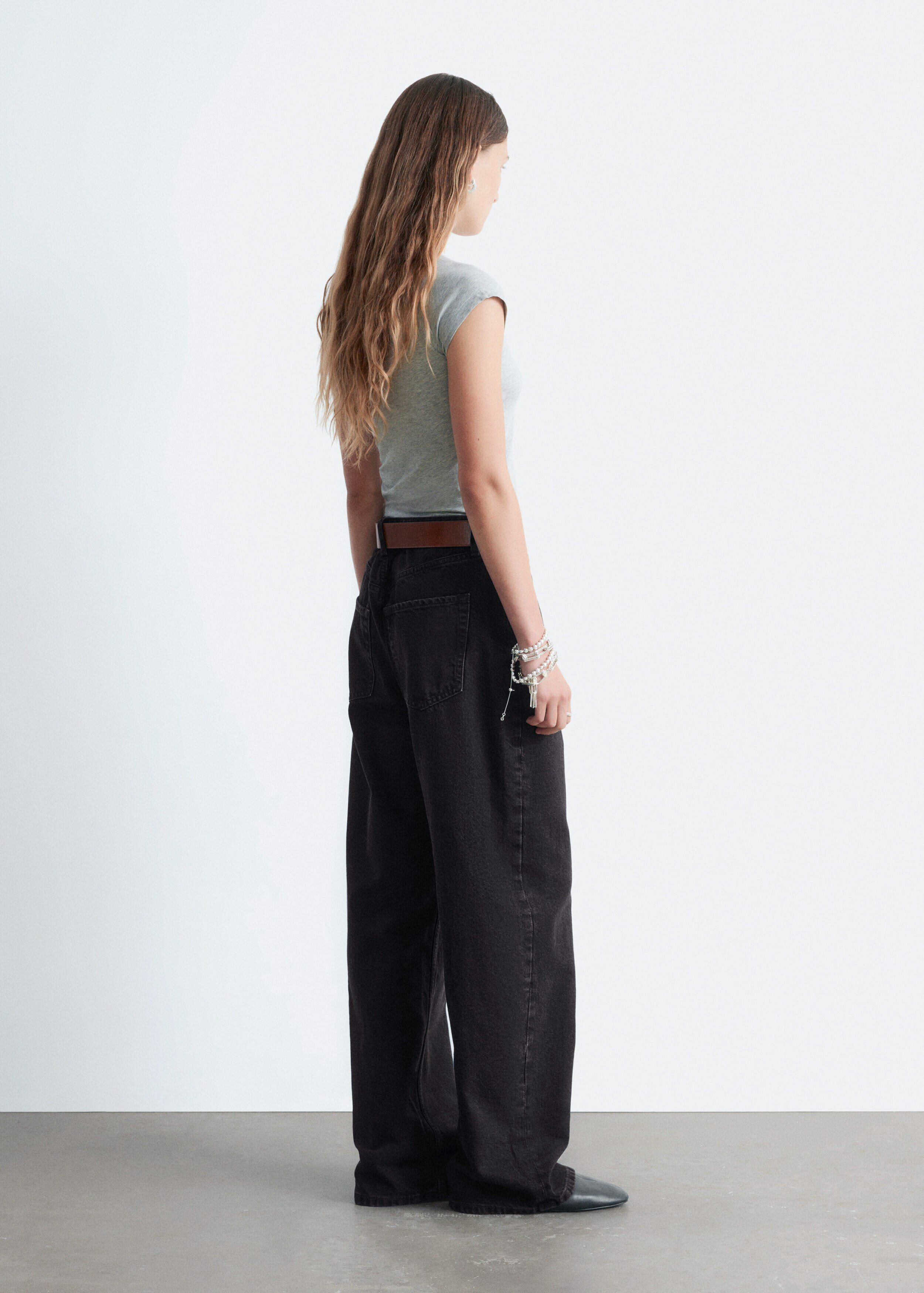 앤아더스토리즈 피티드 레글란 슬리브 티셔츠의 라이트 그레이 멜란지컬러 ECOMLook입니다.