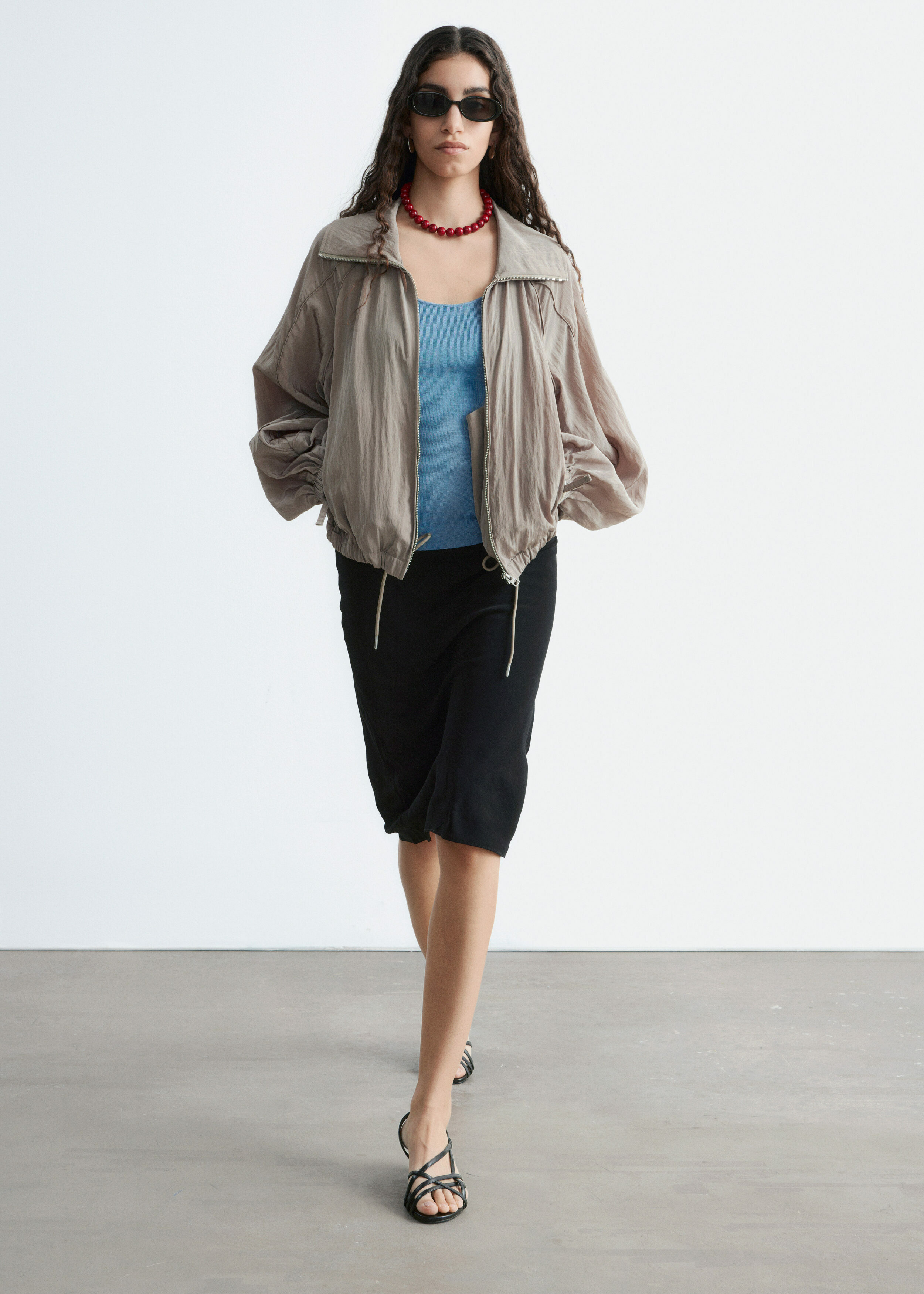 앤아더스토리즈 스포티 비스코스 블렌드 자켓의 몰컬러 ECOMLook입니다.