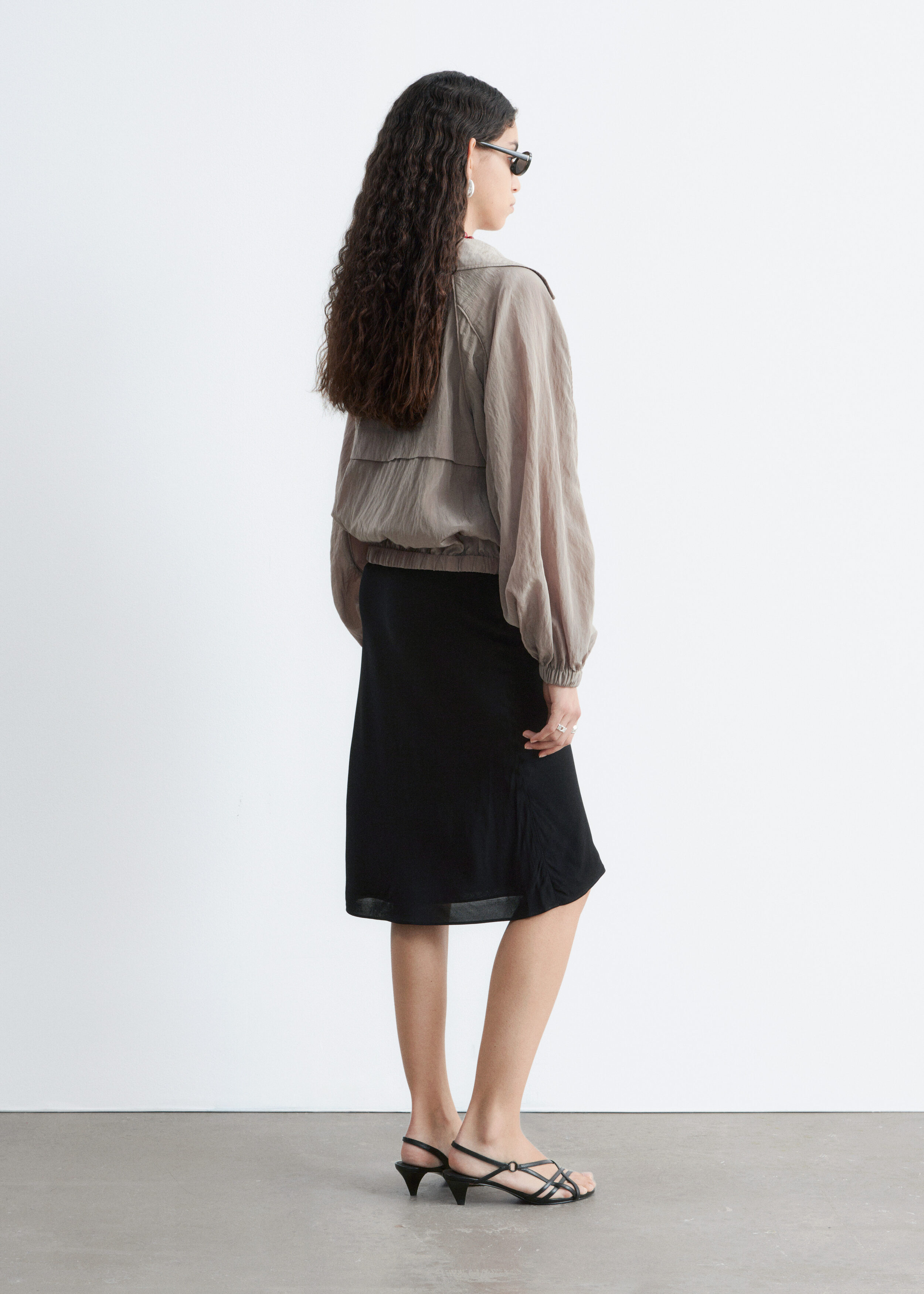 앤아더스토리즈 스포티 비스코스 블렌드 자켓의 몰컬러 ECOMLook입니다.