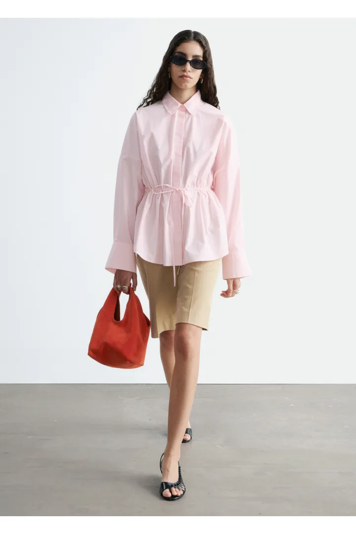 앤아더스토리즈 코튼 포플린 드로스트링 셔츠의 핑크컬러 ECOMLook입니다.