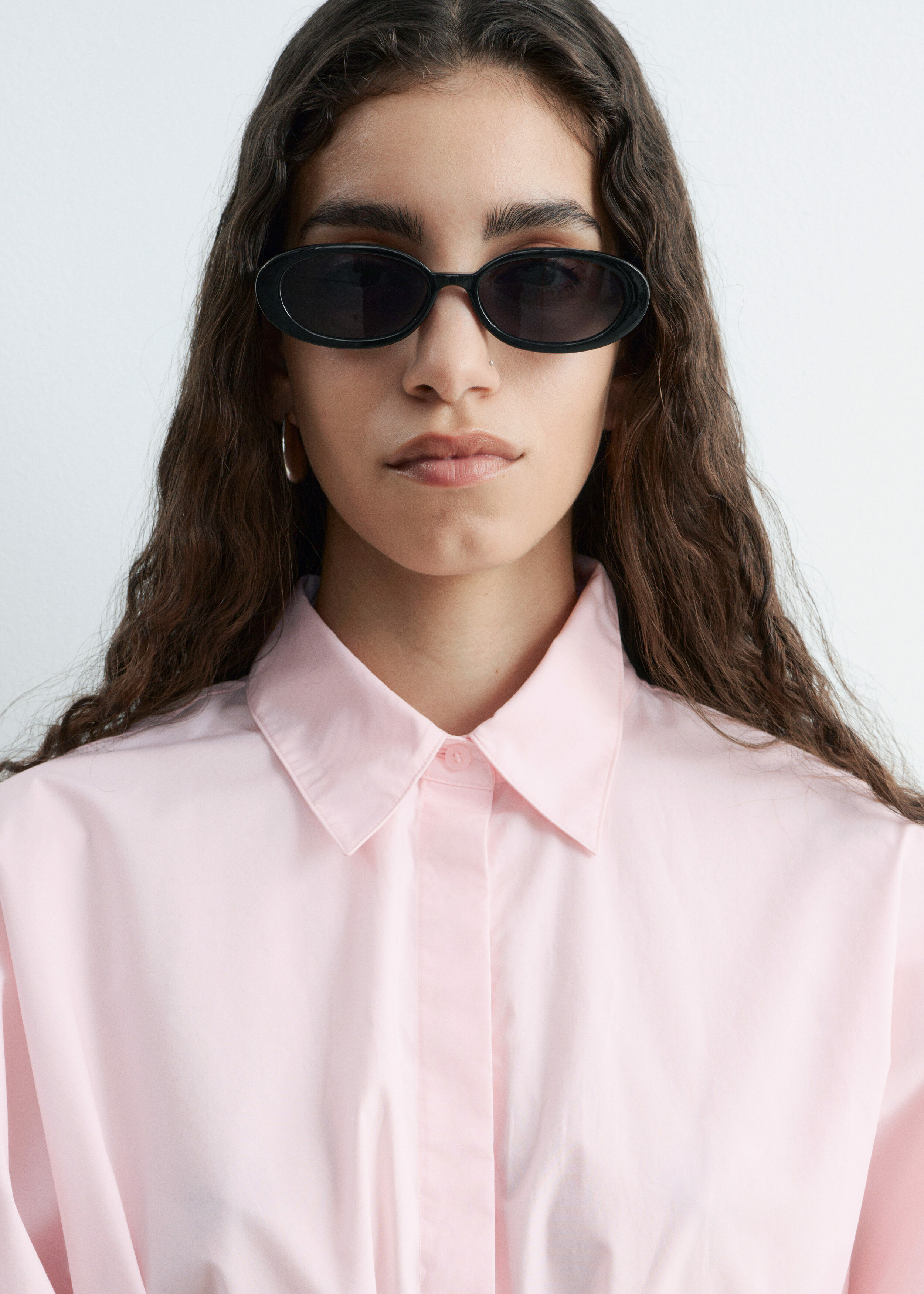 앤아더스토리즈 코튼 포플린 드로스트링 셔츠의 핑크컬러 ECOMLook입니다.