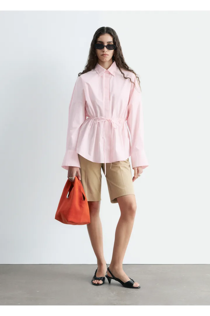 앤아더스토리즈 코튼 포플린 드로스트링 셔츠의 핑크컬러 ECOMLook입니다.