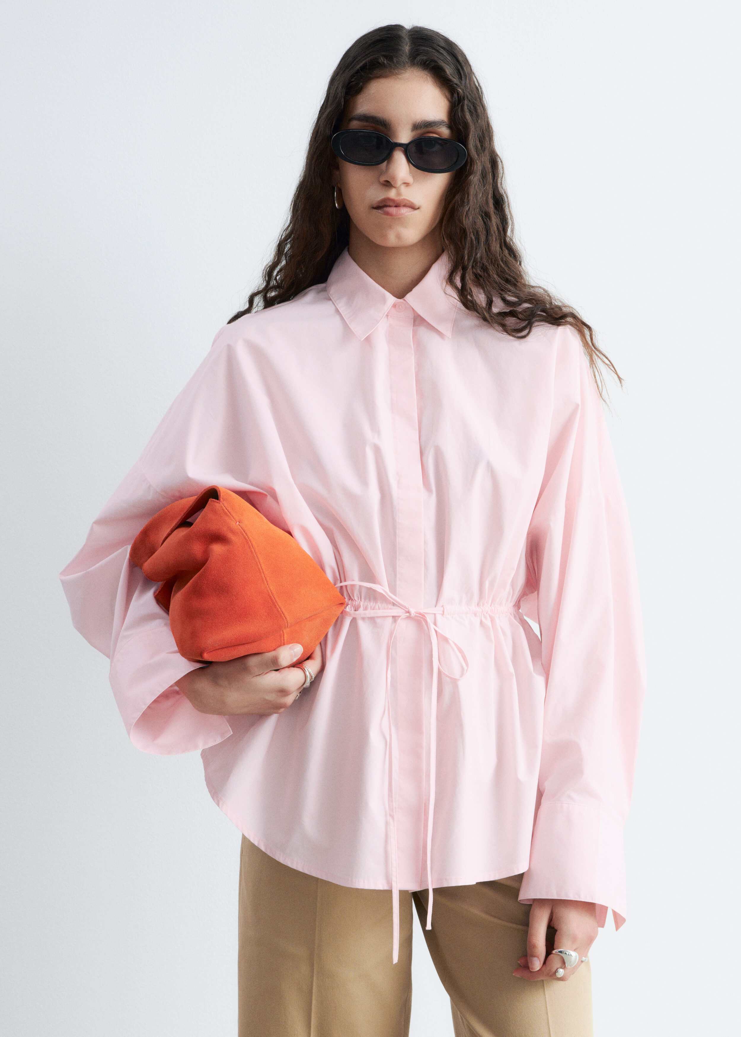 앤아더스토리즈 코튼 포플린 드로스트링 셔츠의 핑크컬러 ECOMLook입니다.