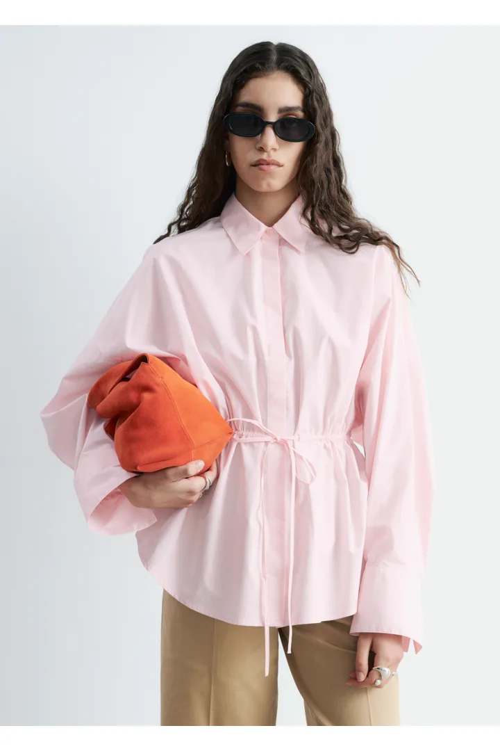 앤아더스토리즈 코튼 포플린 드로스트링 셔츠의 핑크컬러 ECOMLook입니다.