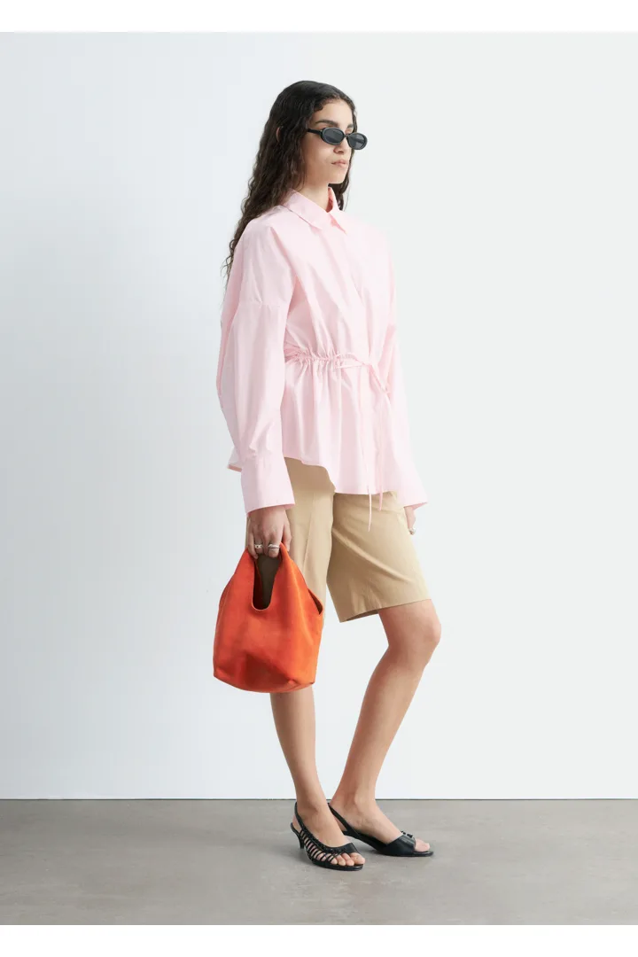 앤아더스토리즈 코튼 포플린 드로스트링 셔츠의 핑크컬러 ECOMLook입니다.