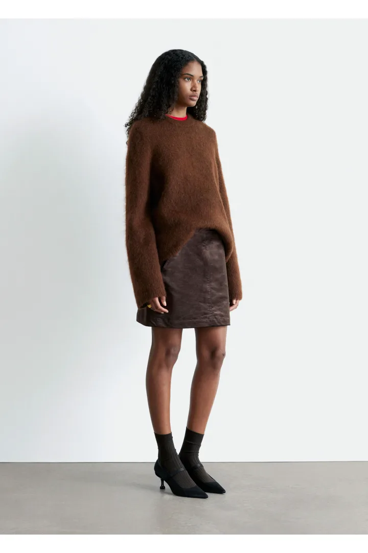 앤아더스토리즈 모헤어 블렌드 스웨터의 다크 브라운컬러 ECOMLook입니다.