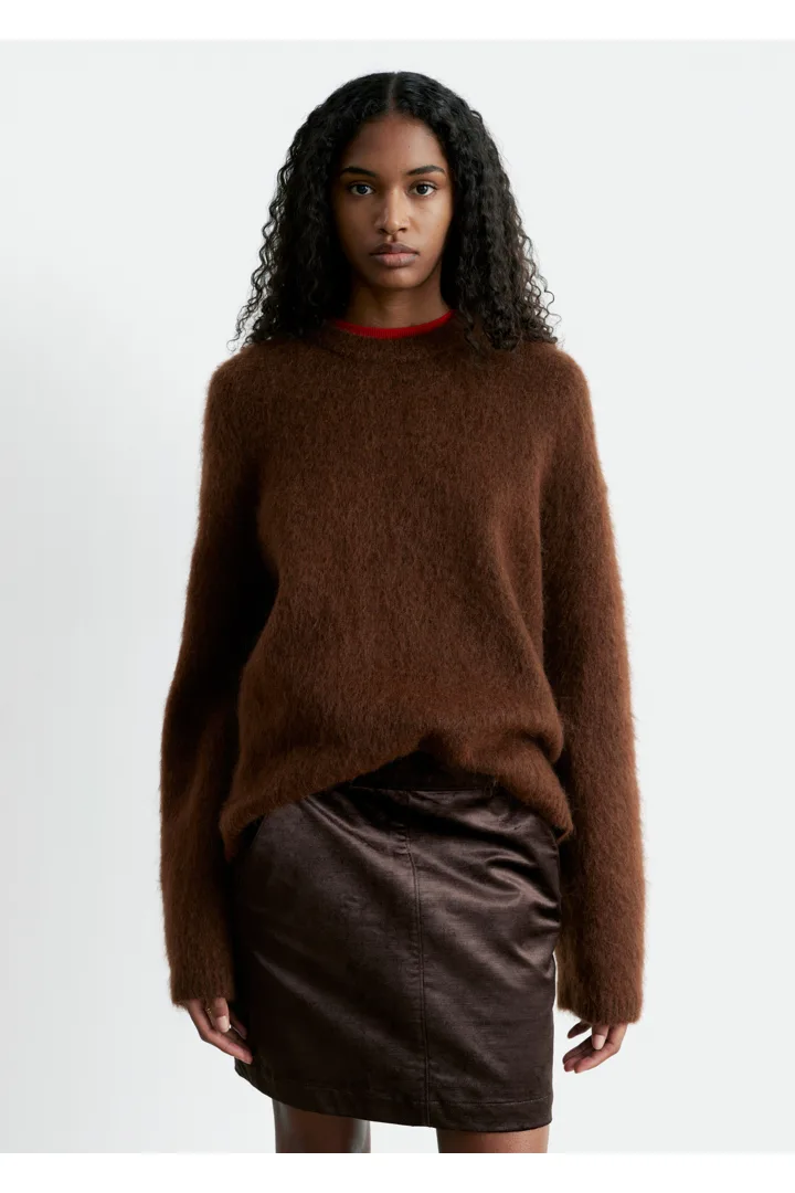 앤아더스토리즈 모헤어 블렌드 스웨터의 다크 브라운컬러 ECOMLook입니다.