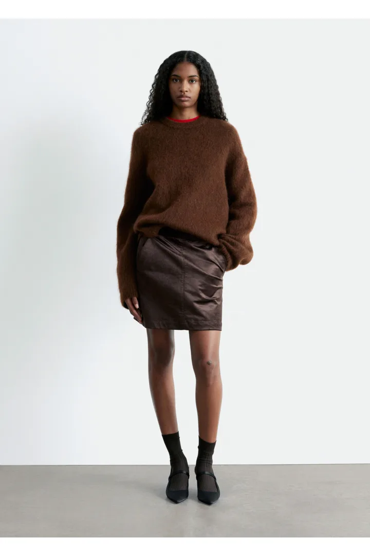 앤아더스토리즈 모헤어 블렌드 스웨터의 다크 브라운컬러 ECOMLook입니다.