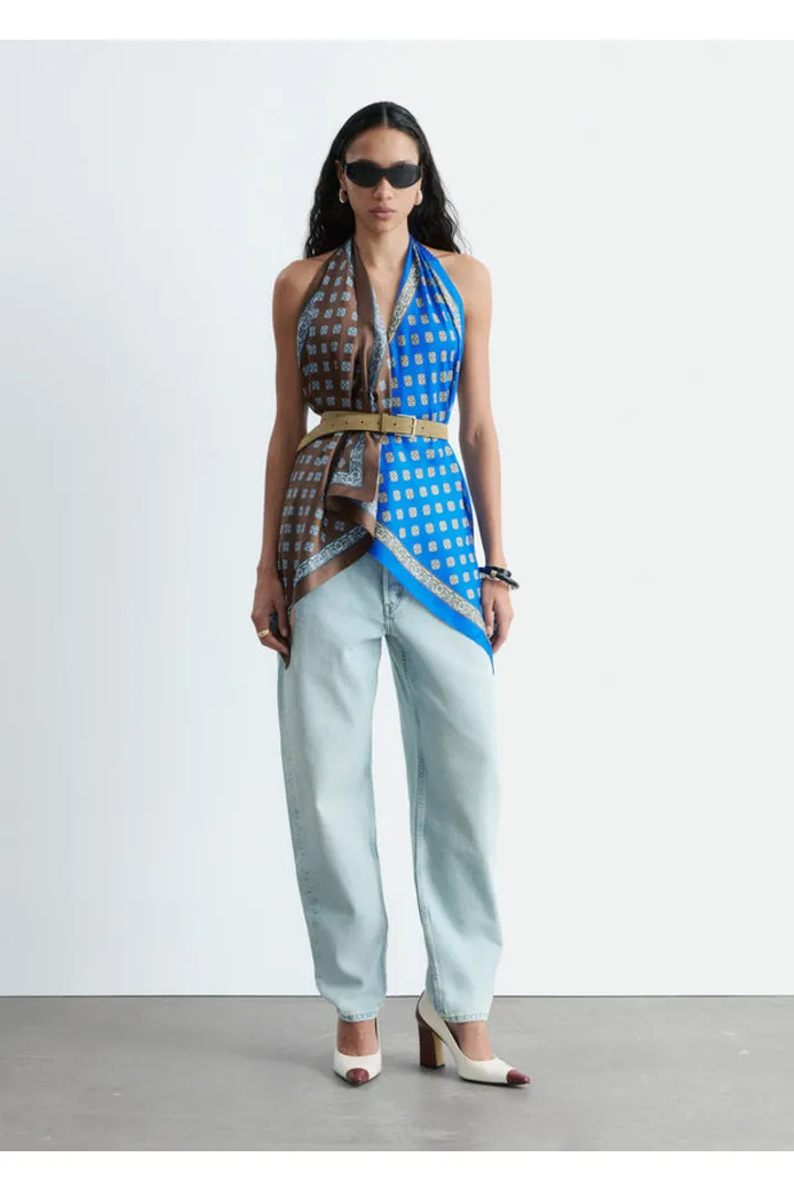 앤아더스토리즈 실크 스카프 홀터 탑의 브라운-블루 앱스트랙트 프린트컬러 ECOMLook입니다.