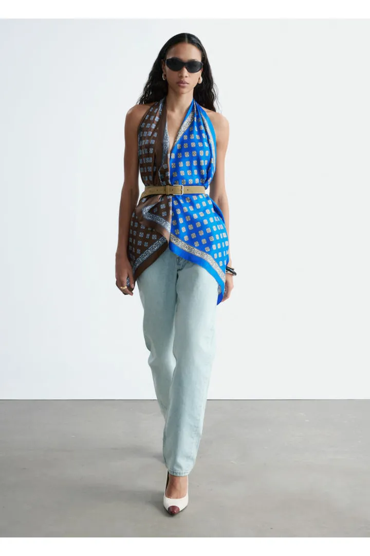 앤아더스토리즈 실크 스카프 홀터 탑의 브라운-블루 앱스트랙트 프린트컬러 ECOMLook입니다.