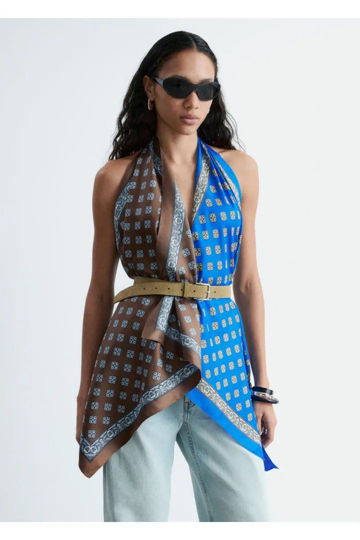 앤아더스토리즈 실크 스카프 홀터 탑의 브라운-블루 앱스트랙트 프린트컬러 ECOMLook입니다.
