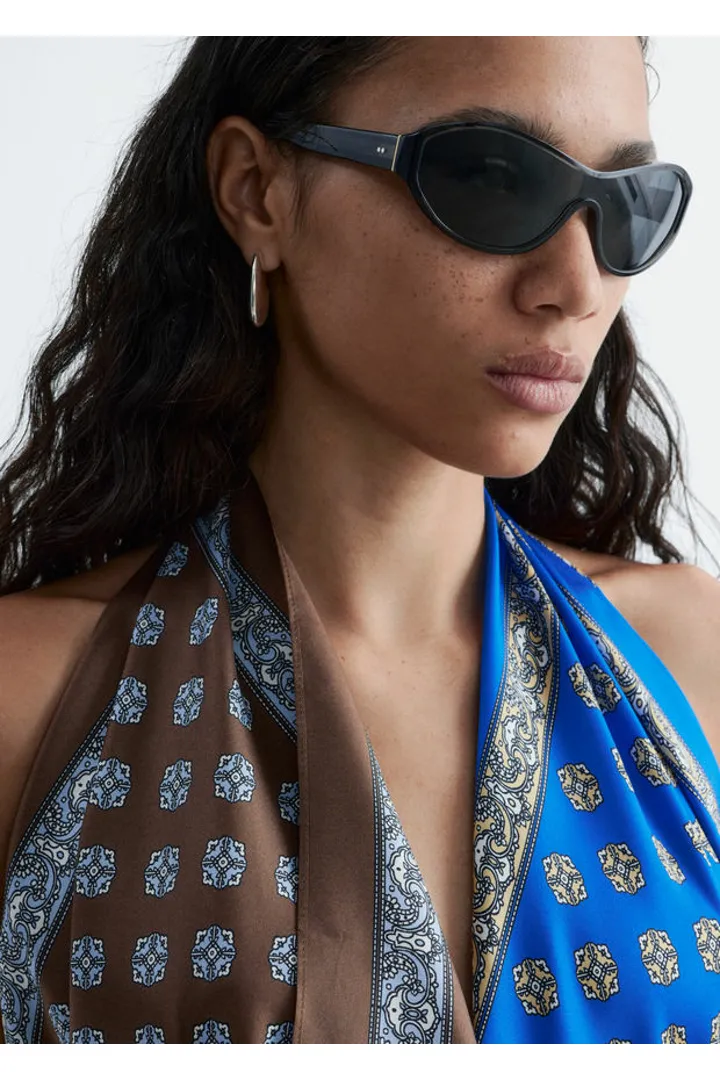 앤아더스토리즈 실크 스카프 홀터 탑의 브라운-블루 앱스트랙트 프린트컬러 ECOMLook입니다.