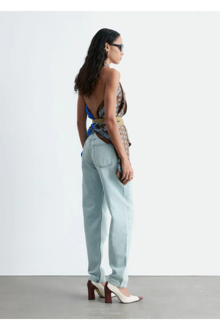 앤아더스토리즈 실크 스카프 홀터 탑의 브라운-블루 앱스트랙트 프린트컬러 ECOMLook입니다.