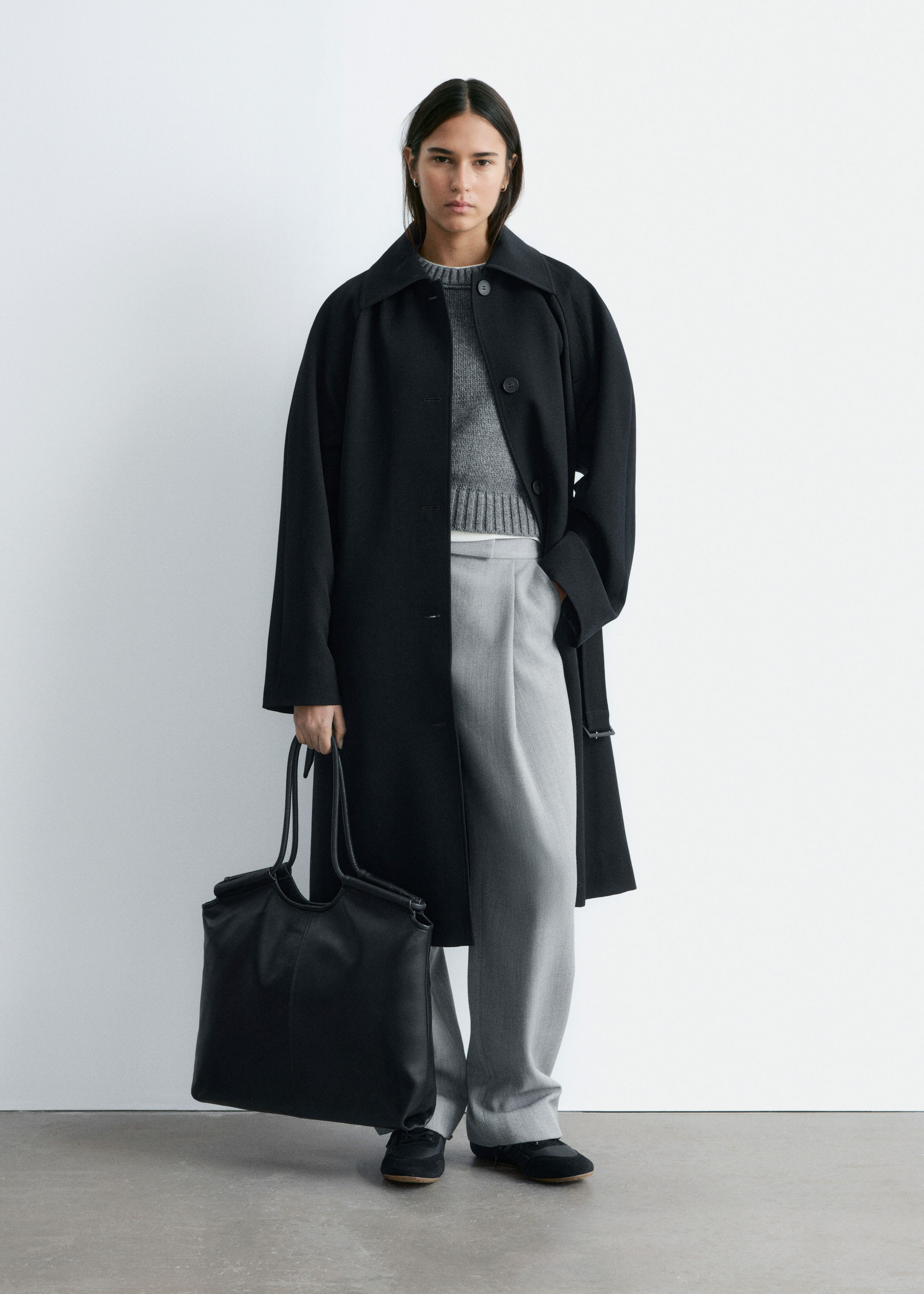 앤아더스토리즈 라지 레더 토트 백의 블랙컬러 ECOMLook입니다.