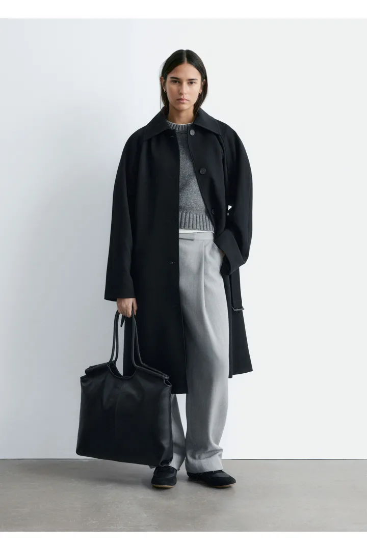 앤아더스토리즈 라지 레더 토트 백의 블랙컬러 ECOMLook입니다.