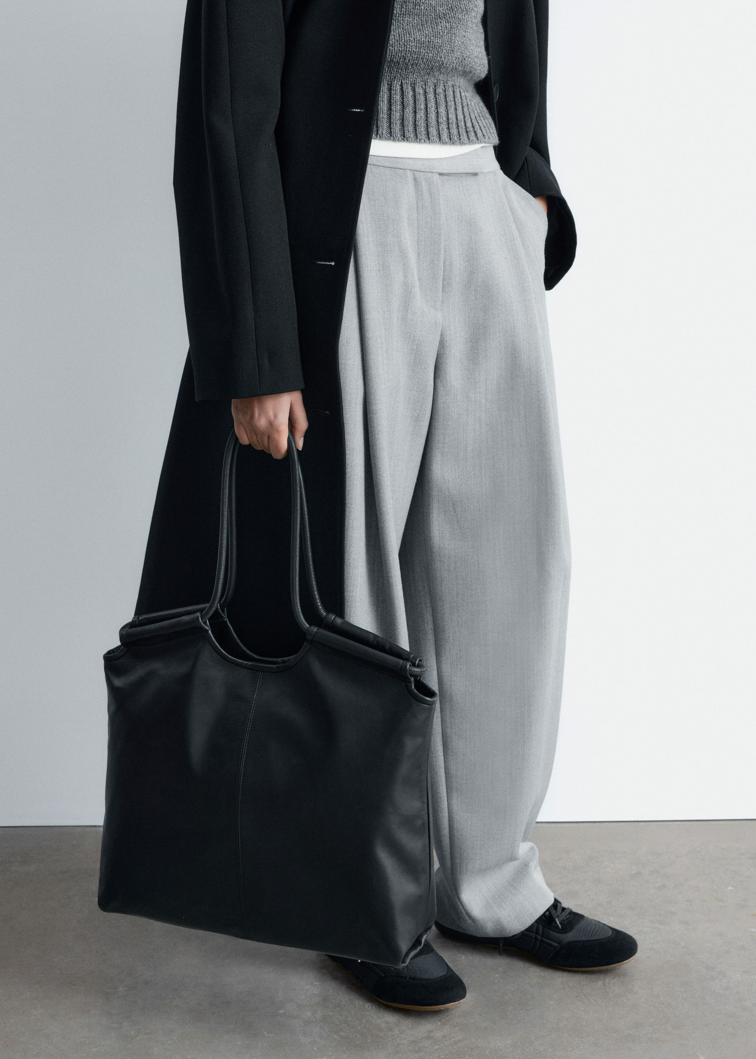 앤아더스토리즈 라지 레더 토트 백의 블랙컬러 ECOMLook입니다.