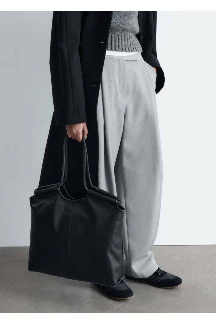 앤아더스토리즈 라지 레더 토트 백의 블랙컬러 ECOMLook입니다.