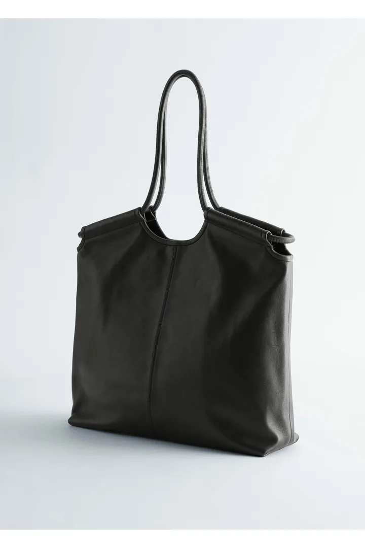 앤아더스토리즈 라지 레더 토트 백의 블랙컬러 Product입니다.