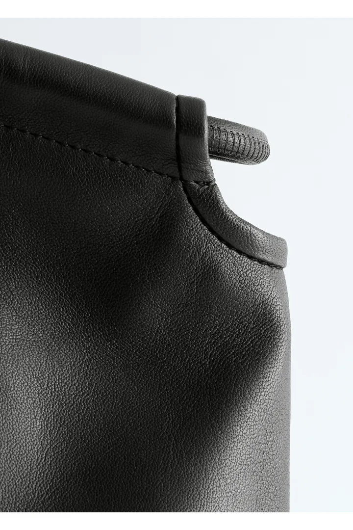 앤아더스토리즈 라지 레더 토트 백의 블랙컬러 Detail입니다.