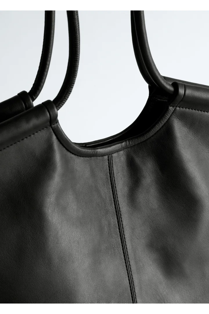 앤아더스토리즈 라지 레더 토트 백의 블랙컬러 Detail입니다.