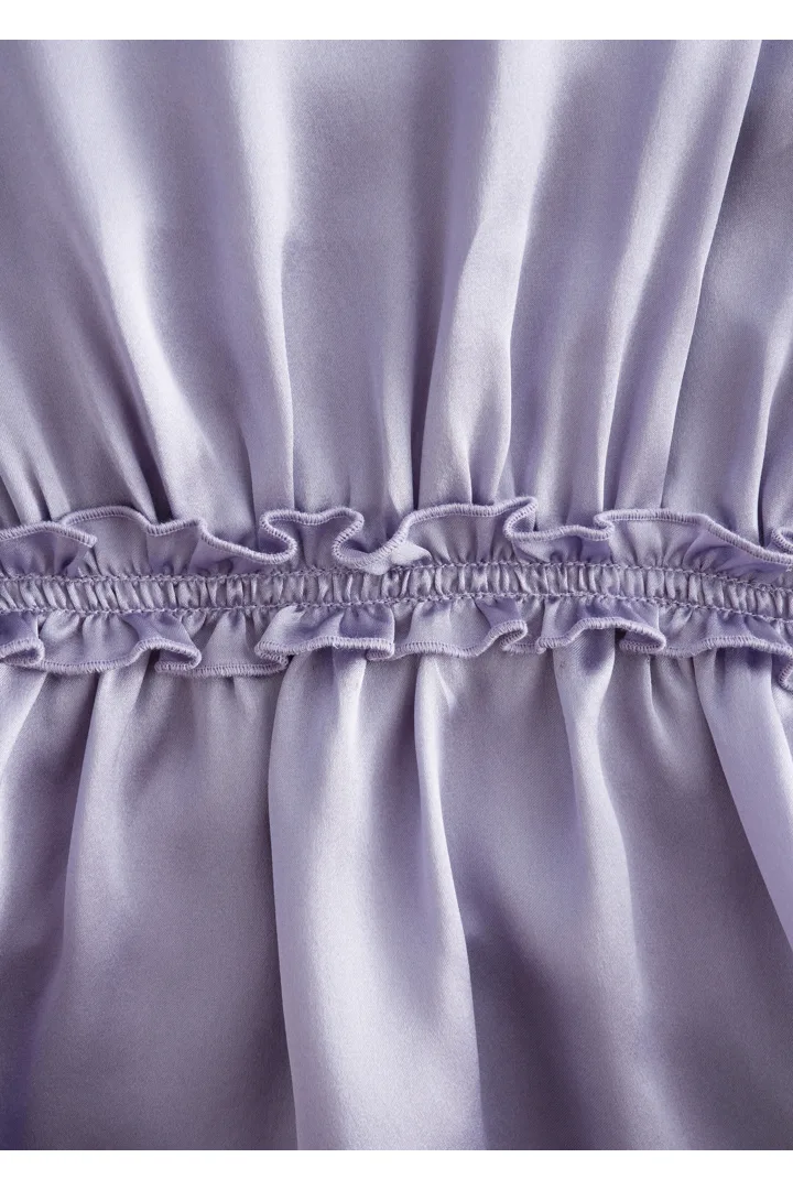 앤아더스토리즈 슬리브리스 실크 프릴 탑의 퍼플컬러 Detail입니다.