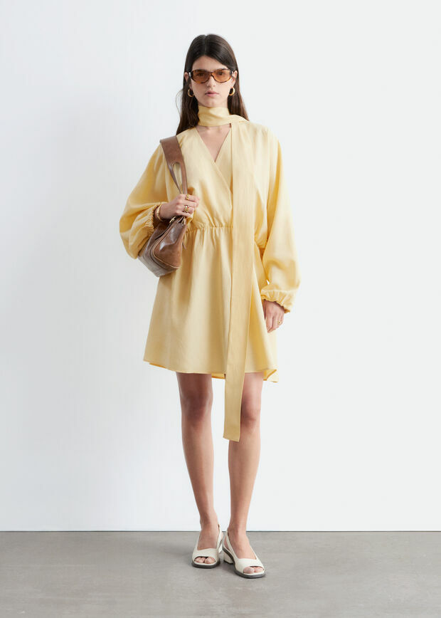 앤아더스토리즈 스카프 디테일 랩 미니 드레스 의 옐로우컬러 ECOMLook입니다.