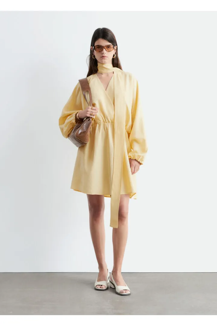앤아더스토리즈 스카프 디테일 랩 미니 드레스 의 옐로우컬러 ECOMLook입니다.