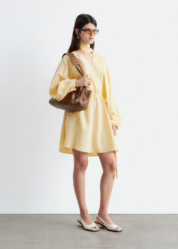앤아더스토리즈 스카프 디테일 랩 미니 드레스 의 옐로우컬러 ECOMLook입니다.