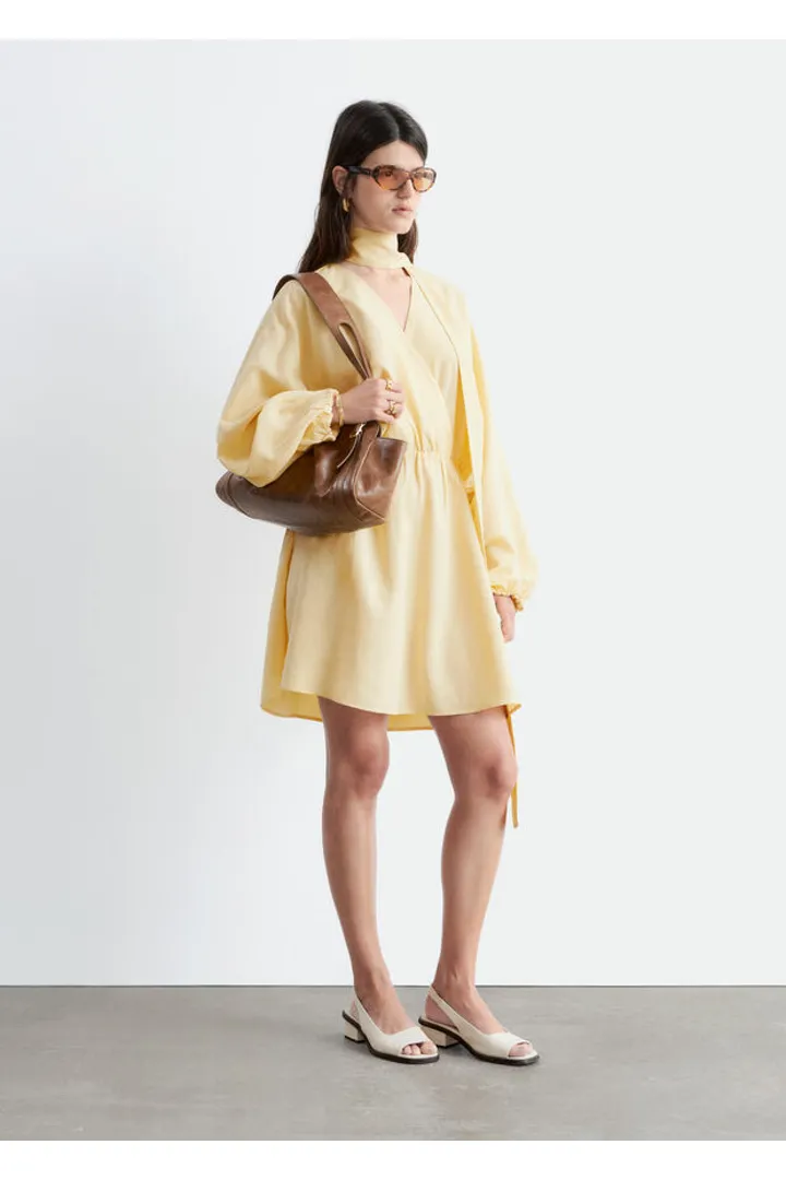 앤아더스토리즈 스카프 디테일 랩 미니 드레스 의 옐로우컬러 ECOMLook입니다.