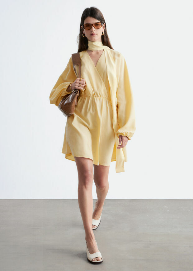 앤아더스토리즈 스카프 디테일 랩 미니 드레스 의 옐로우컬러 ECOMLook입니다.