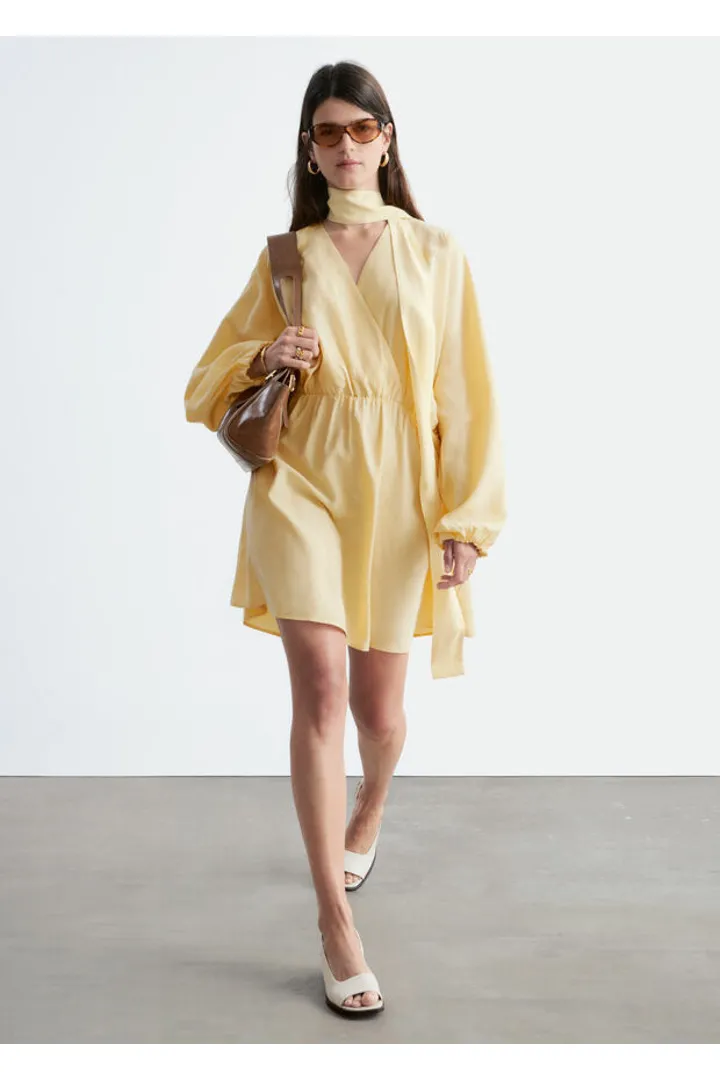 앤아더스토리즈 스카프 디테일 랩 미니 드레스 의 옐로우컬러 ECOMLook입니다.