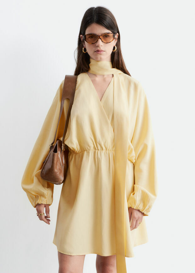 앤아더스토리즈 스카프 디테일 랩 미니 드레스 의 옐로우컬러 ECOMLook입니다.