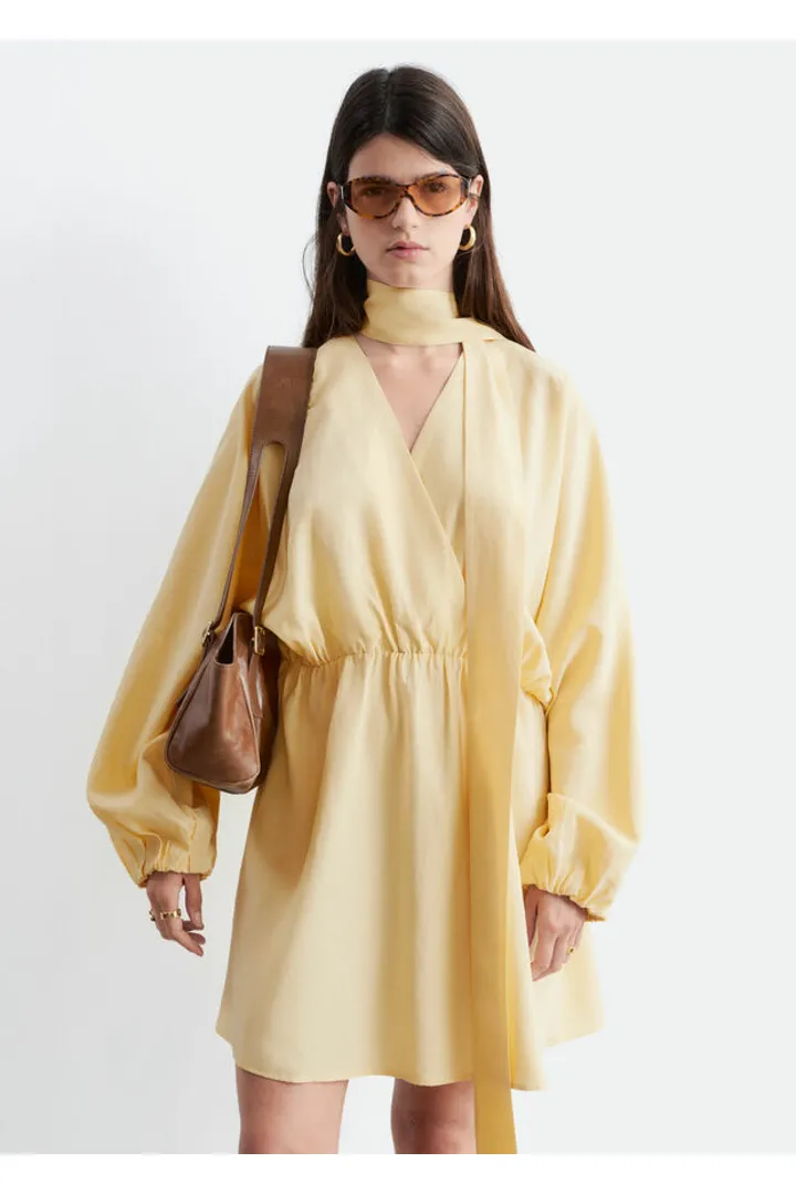 앤아더스토리즈 스카프 디테일 랩 미니 드레스 의 옐로우컬러 ECOMLook입니다.