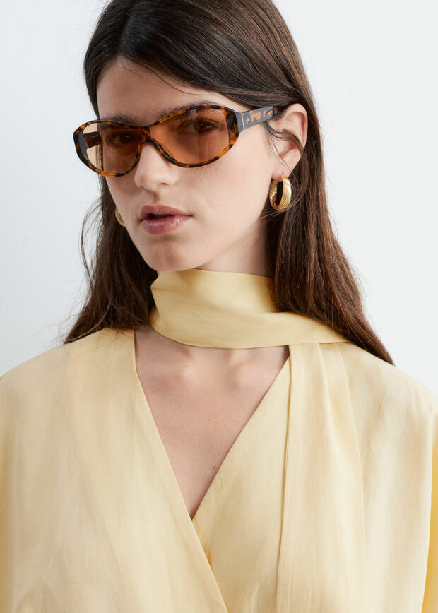 앤아더스토리즈 스카프 디테일 랩 미니 드레스 의 옐로우컬러 ECOMLook입니다.