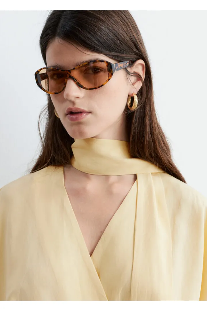 앤아더스토리즈 스카프 디테일 랩 미니 드레스 의 옐로우컬러 ECOMLook입니다.